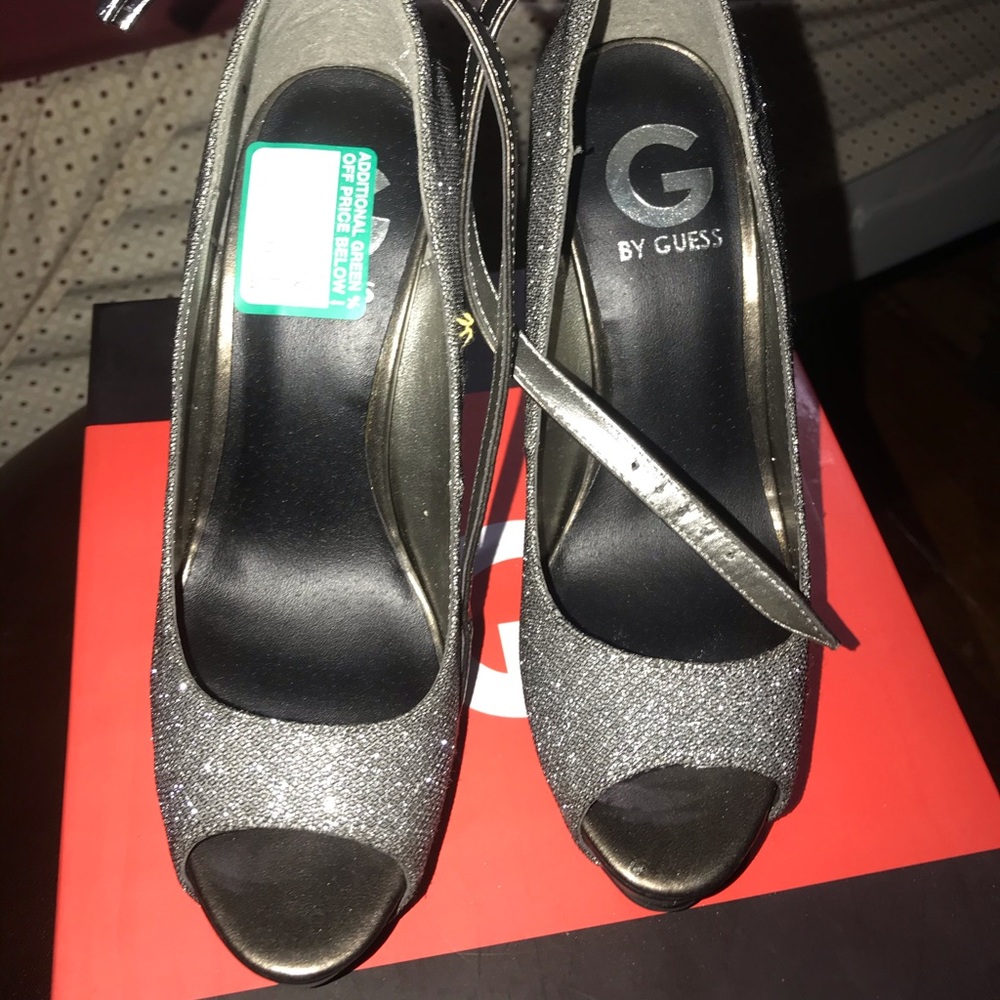 Silver Pump- Guess